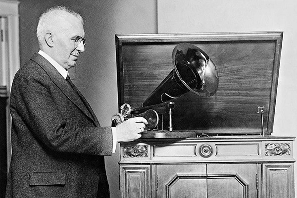 Эмиль Берлинер 1887 год. Модель первого граммофона